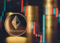 Una moneda dorada de Ethereum delante de un gráfico de precios.