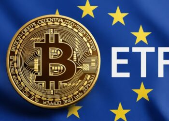 Una moneda en físico de bitcoin con un fondo de la bandera de la Unión Europea y al lado de la moneda las letras ETF.