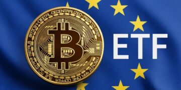 Una moneda en físico de bitcoin con un fondo de la bandera de la Unión Europea y al lado de la moneda las letras ETF.