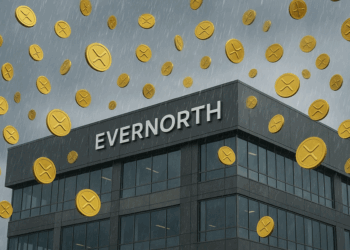 Imagen realista de un edificio corporativo moderno con el letrero “EVERNORTH” en su fachada, mientras una lluvia de monedas doradas de la criptomoneda XRP cae desde el cielo sobre el edificio, bajo un cielo nublado gris.
