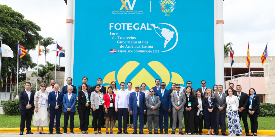 Foto de las delegaciones participantes del Seminario Anual Latinoamericano sobre Gestión de Tesorerías Públicas