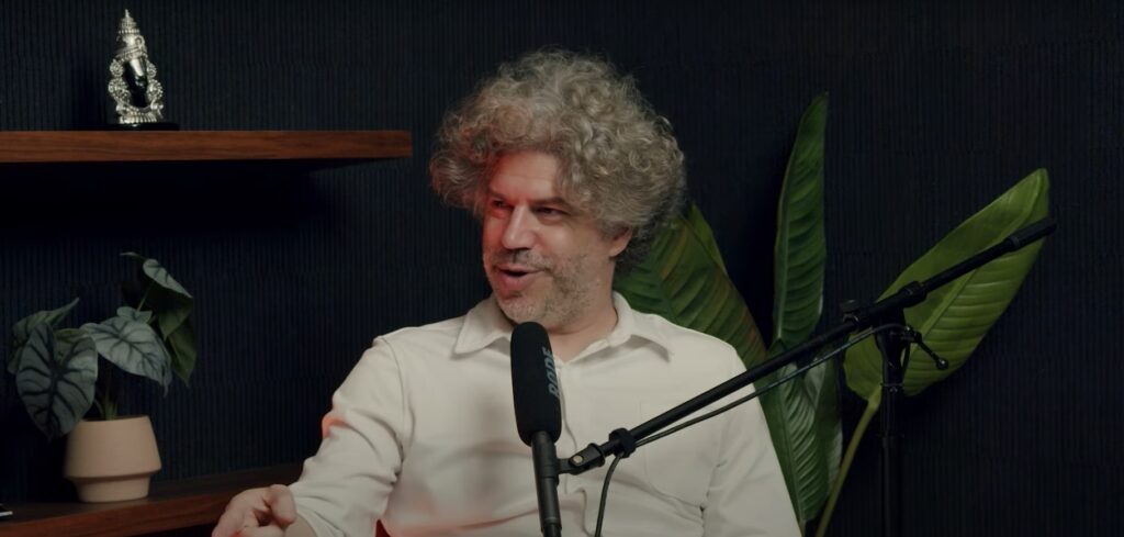 Fotografía de Austin Campbell durante un podcast.