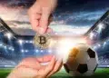Logo de bitcoin en un estadio de fútbol