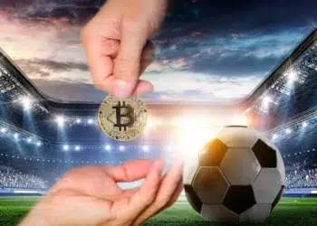 Logo de bitcoin en un estadio de fútbol