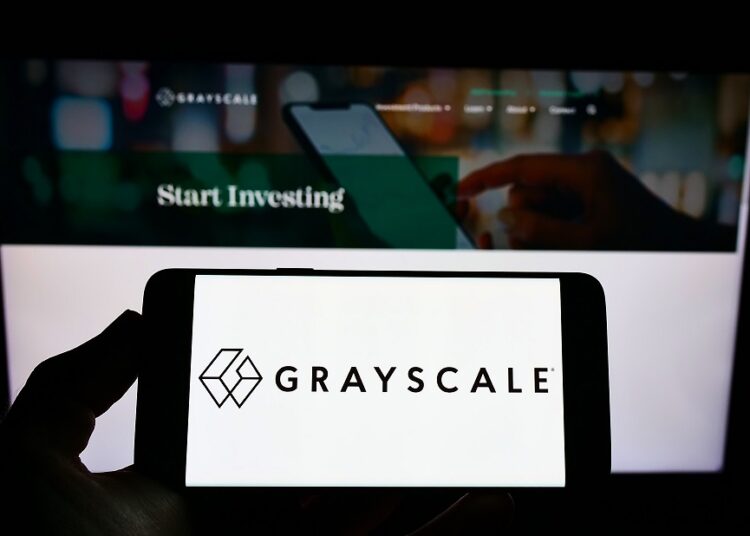 Un teléfono móvil con el logo de Grayscale.