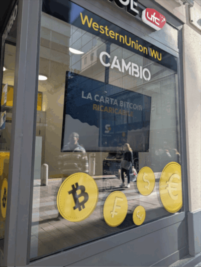Entrada sede de casa de cambio en Suiza con logos de bitcoin y otras divisas