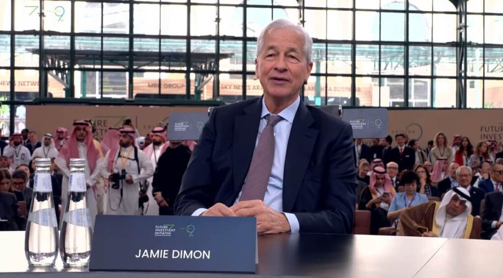 CEO de JPMorgan, Jamie Dimon, hablando acerca de bitcoin y las criptomonedas durante el Future Investment Initiative (FII9) en Arabia Saudita.