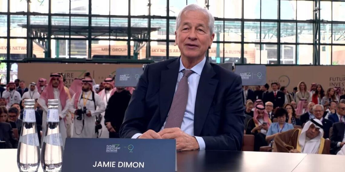 CEO de JPMorgan, Jamie Dimon, hablando acerca de bitcoin y las criptomonedas durante el Future Investment Initiative (FII9) en Arabia Saudita.