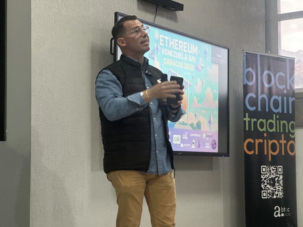 Fotografía de Jan Domínguez dictando una clase.