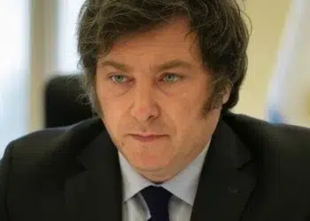 Javier Milei, presidente de la República Argentina, mira fijamente a una persona que no aparece en cámara.