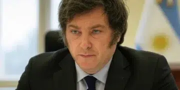 Javier Milei, presidente de la República Argentina, mira fijamente a una persona que no aparece en cámara.