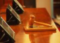 Fotografía de una sala de juicio con un mazo de juez.