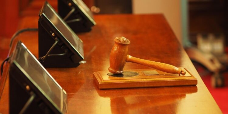 Fotografía de una sala de juicio con un mazo de juez.