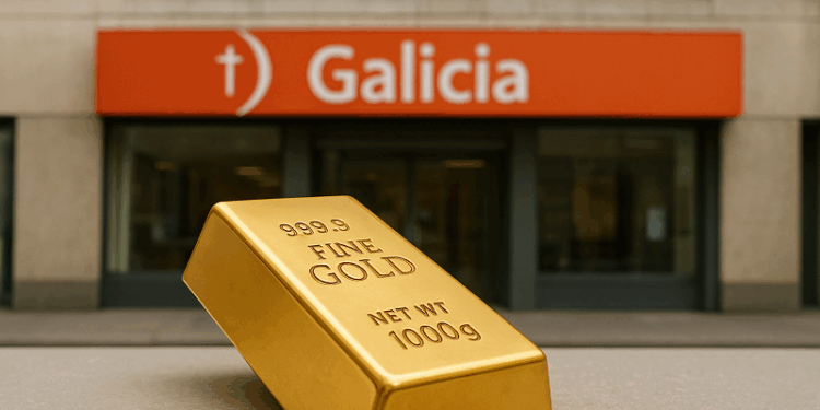 Lingote de oro brillante en primer plano, colocado sobre una superficie lisa. En el fondo, se ve la fachada de una sucursal del Banco Galicia de Argentina, con su característico cartel naranja y el logotipo blanco con una cruz estilizada. El lingote, grabado con la inscripción “999.9 Fine Gold, Net WT 1000g”, está nítidamente enfocado, mientras que el edificio aparece levemente desenfocado, destacando el contraste entre el oro y la institución financiera.