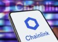El logo de Chainlink en un teléfono inteligente.