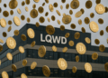 Una lluvia de bitcoin arriba del edificio corporativo de LQWD (imagen generada con inteligencia artificial).