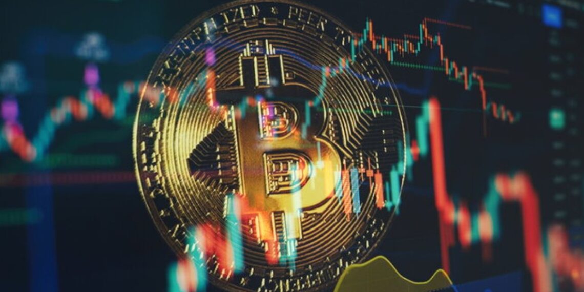 Moneda física de bitcoin dorada con gráficos de mercados alrededor.