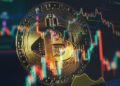Moneda física de bitcoin dorada con gráficos de mercados alrededor.