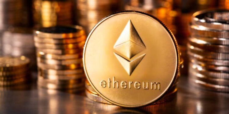 Moneda física de ether en un escritorio con más monedas apiladas en el fondo.