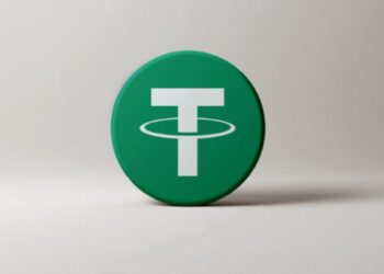 Moneda física de USDT con un fondo blanco.