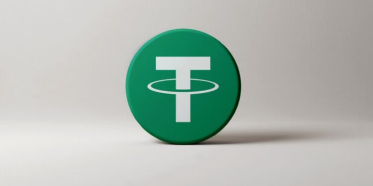 Moneda física de USDT con un fondo blanco.