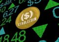 Una moneda digital que dice stablecoin sobre una pantalla digital con números.