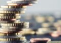 Monedas apiladas una sobre otra, con un fondo borroso.