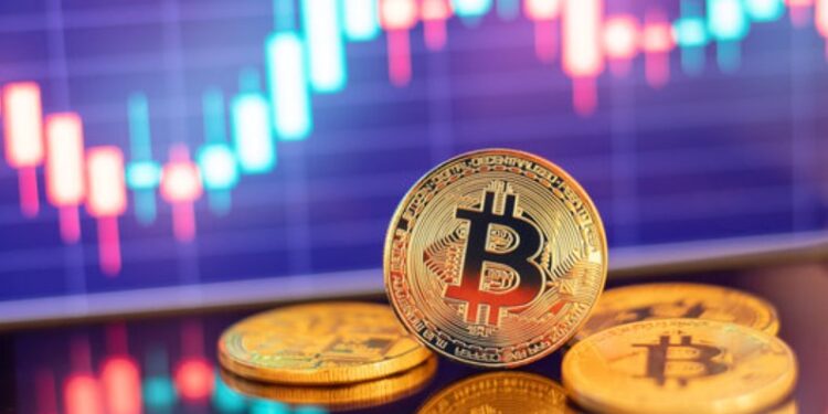 Monedas físicas de BTC sobre un escritorio con fondo morado que tiene gráficas verdes y rojas brillantes.