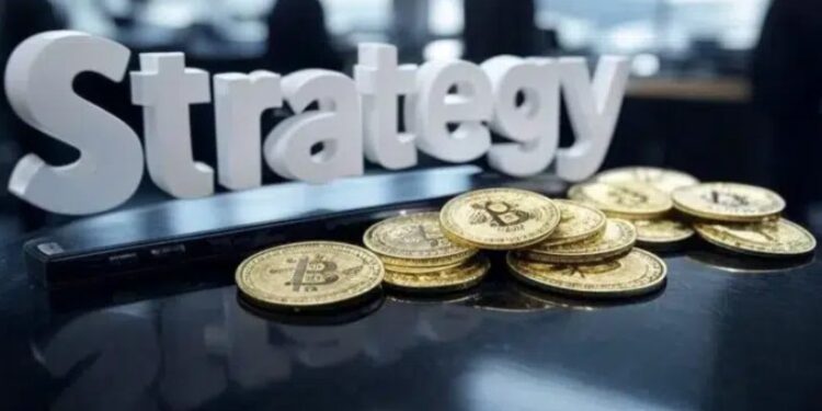 Monedas físicas de bitcoin doradas en un escritorio con el logo de Strategy.