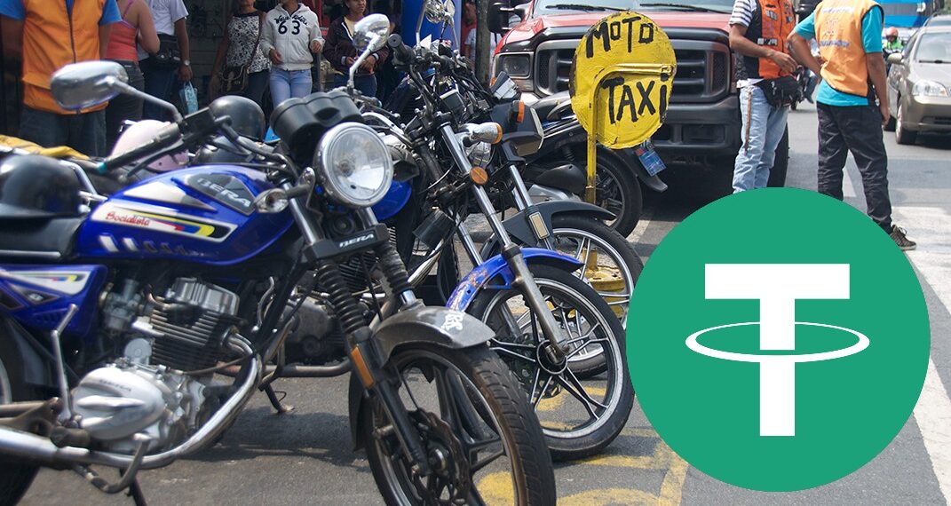 Fotografía de mototaxis en Caracas con el logo de USDT a un lado.