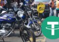 Fotografía de mototaxis en Caracas con el logo de USDT a un lado.