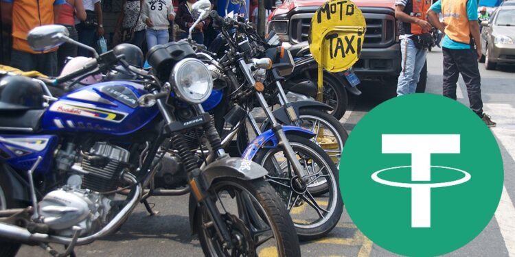 Fotografía de mototaxis en Caracas con el logo de USDT a un lado.