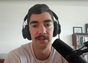 Fotografía de Nic Carter hablando en una transmisión en YouTube.