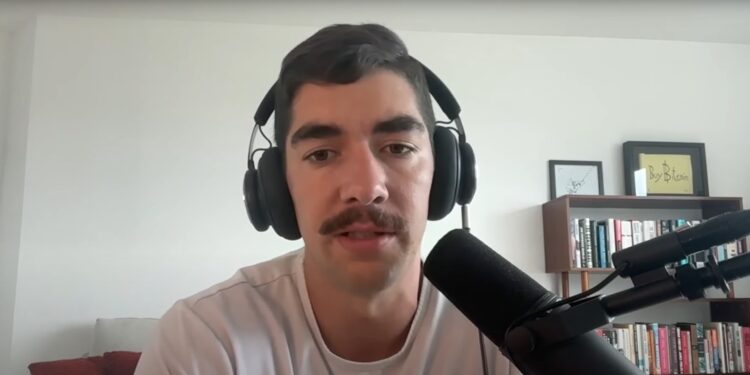 Fotografía de Nic Carter hablando en una transmisión en YouTube.
