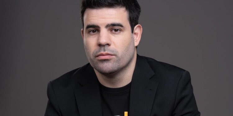 Patricio Mesri en primer plano con vestimenta ejecutiva y camisea negra con el logo de Bybit.