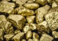 Piezas de oro sobre un escritorio.