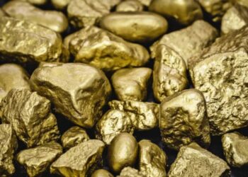 Piezas de oro sobre un escritorio.