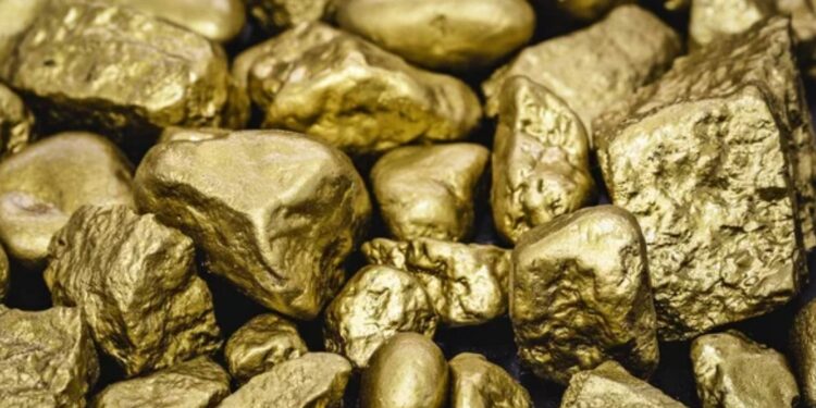 Piezas de oro sobre un escritorio.