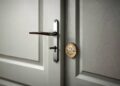 Puerta cerrada con el logo de 1 Bitcoin.