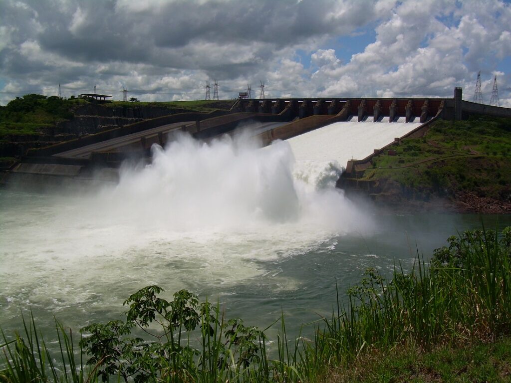 Fotografía de la represa hidroeléctrica Itaipú.