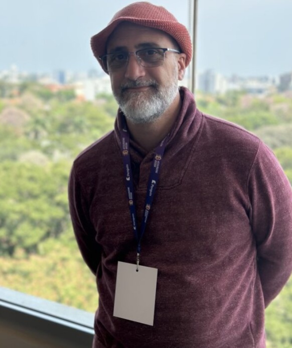 Rodolfo Andragnes posa para una fotografía con el equipo de reporteros de CriptoNoticias.