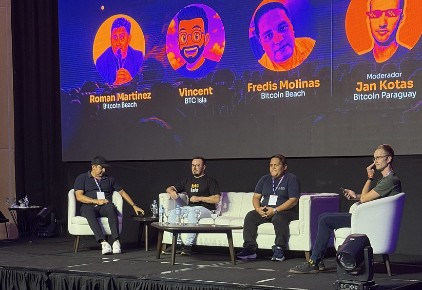 Román Martínez y otros especialistas en economías circulares bitcoiners arriba de un escenario.