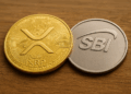 Imagen realista horizontal que muestra dos monedas juntas sobre una superficie de madera: una moneda dorada con el logotipo de XRP y otra plateada con el logotipo de SBI. La composición simboliza una alianza o inversión entre el banco japonés SBI y la criptomoneda XRP, destacando el contraste entre los metales y la luz cálida que resalta sus detalles grabados.