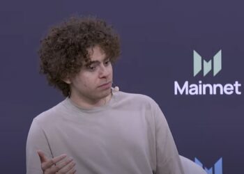 El CEO de Polymarket Shane Coplan y un fondo azul
