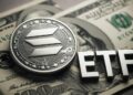 moneda física de Solana con el logo oficial grabado, apiladas y dispersas sobre billetes de 100 dólares estadounidenses auténticos y a la derecha, las letras ETF en relieve metálico.