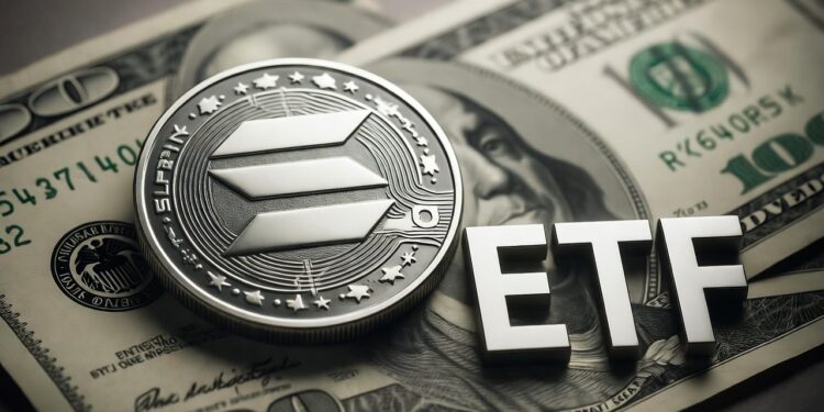 moneda física de Solana con el logo oficial grabado, apiladas y dispersas sobre billetes de 100 dólares estadounidenses auténticos y a la derecha, las letras ETF en relieve metálico.