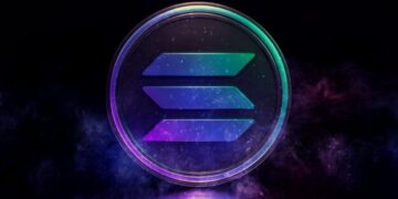 Moneda física de solana con sus colores característicos, verde, azul y morado, con un fondo negro.