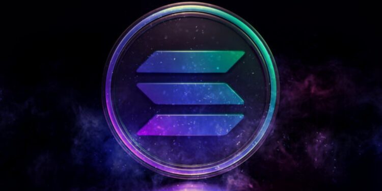 Moneda física de solana con sus colores característicos, verde, azul y morado, con un fondo negro.