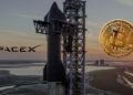 Un cohete espacial con una moneda de bitcoin al lado y el logo de SpaceX del otro.