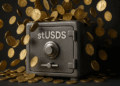 Caja fuerte con la leyenda "stUSDS". Sobre ella, caen monedas de 1 dólar.